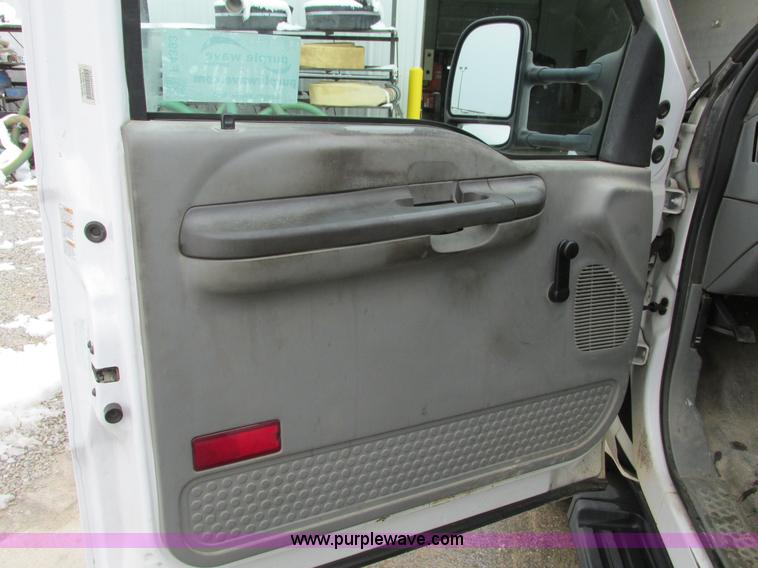 image for item F4393 2004 Ford F550 Super Duty service truck