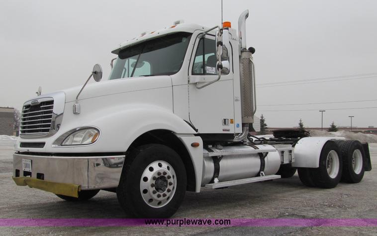 image for item F5950 2005 Freightliner Columbia semi truck