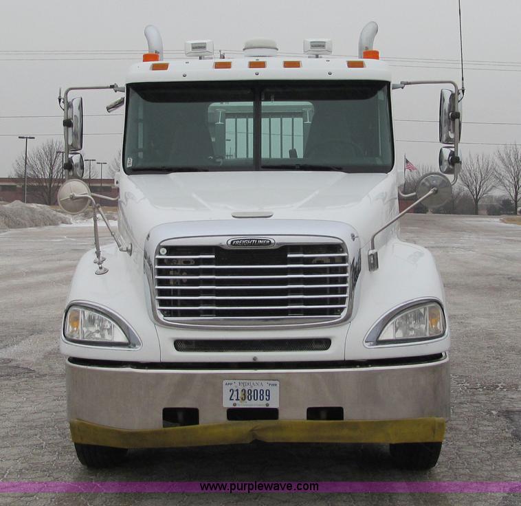 image for item F5950 2005 Freightliner Columbia semi truck