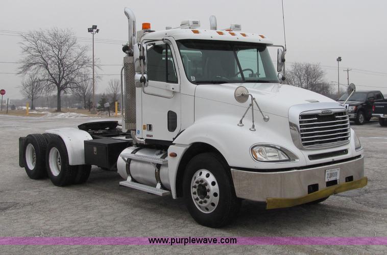 image for item F5950 2005 Freightliner Columbia semi truck