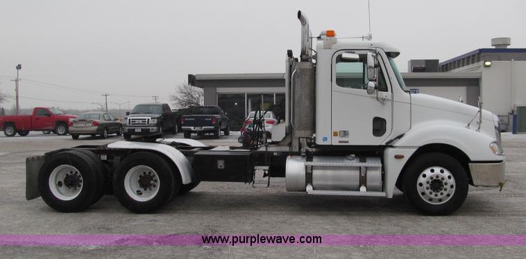 image for item F5950 2005 Freightliner Columbia semi truck