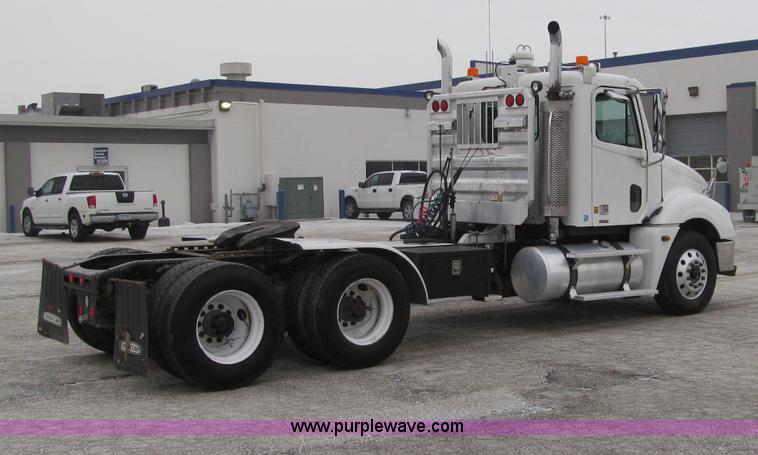 image for item F5950 2005 Freightliner Columbia semi truck