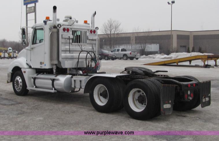 image for item F5950 2005 Freightliner Columbia semi truck