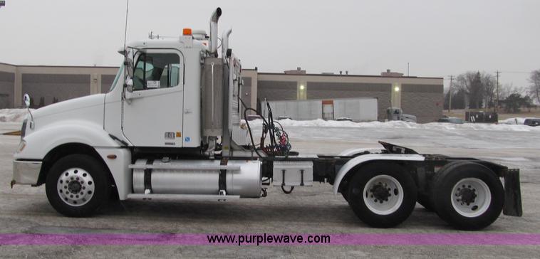 image for item F5950 2005 Freightliner Columbia semi truck