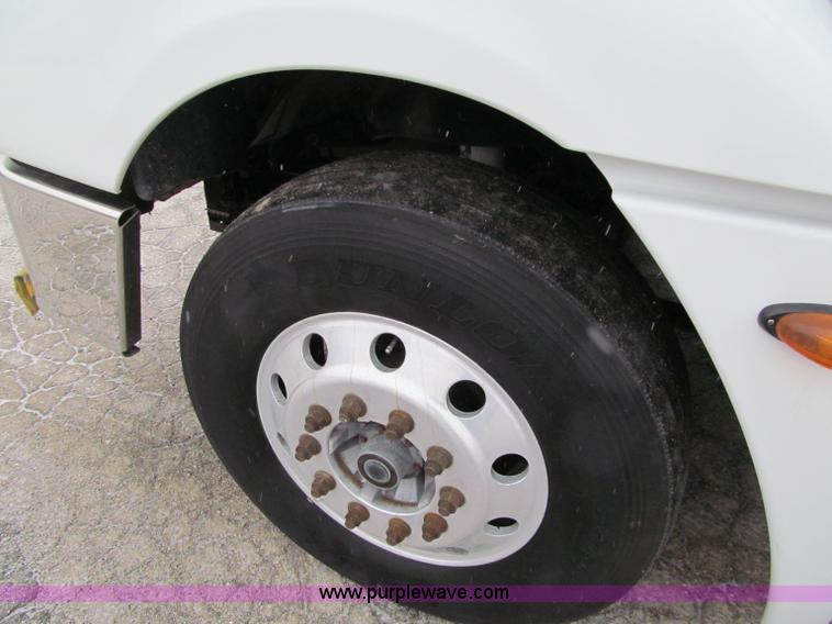 image for item F5950 2005 Freightliner Columbia semi truck