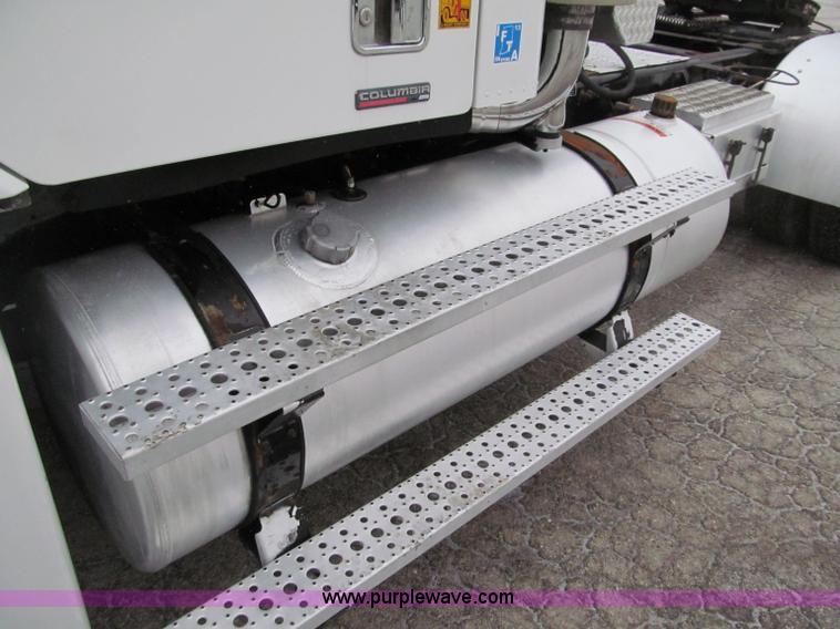 image for item F5950 2005 Freightliner Columbia semi truck