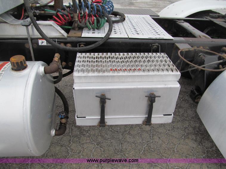 image for item F5950 2005 Freightliner Columbia semi truck