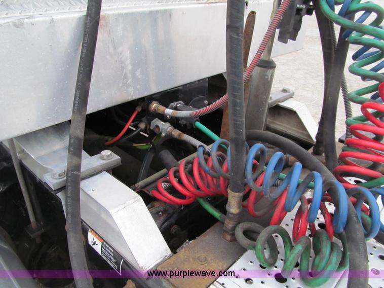 image for item F5950 2005 Freightliner Columbia semi truck