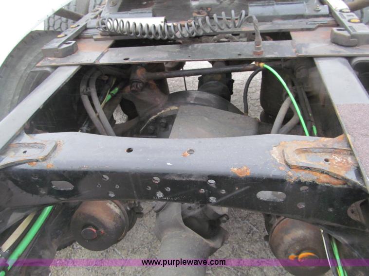 image for item F5950 2005 Freightliner Columbia semi truck