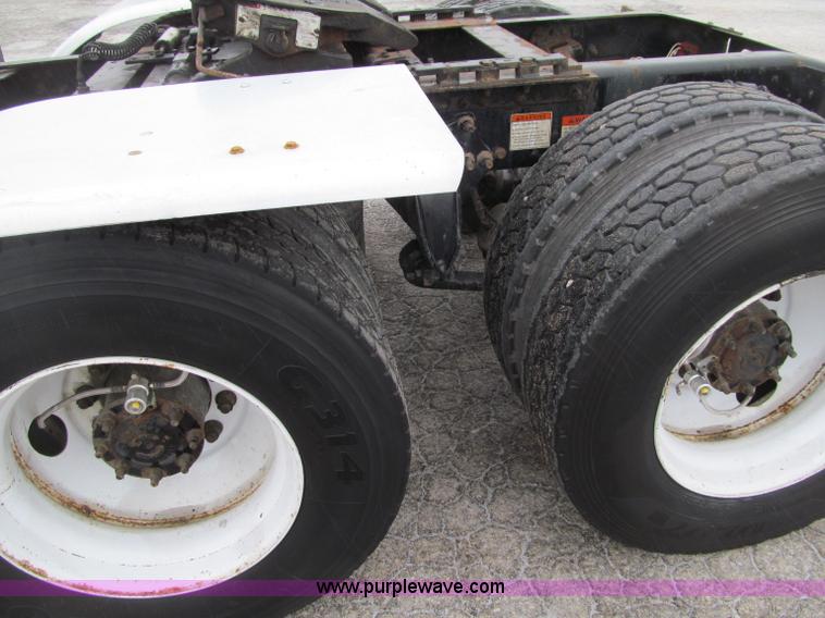 image for item F5950 2005 Freightliner Columbia semi truck