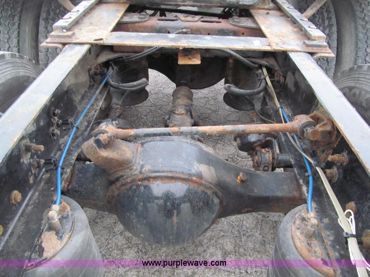 image for item F5950 2005 Freightliner Columbia semi truck