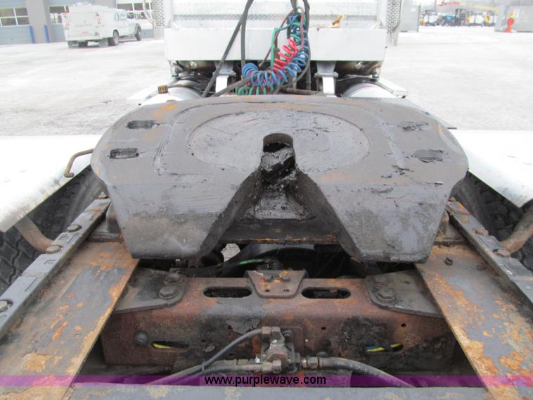 image for item F5950 2005 Freightliner Columbia semi truck