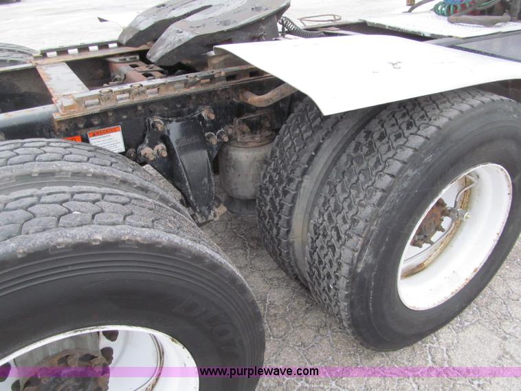 image for item F5950 2005 Freightliner Columbia semi truck