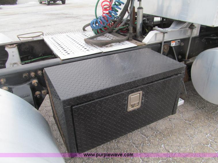 image for item F5950 2005 Freightliner Columbia semi truck