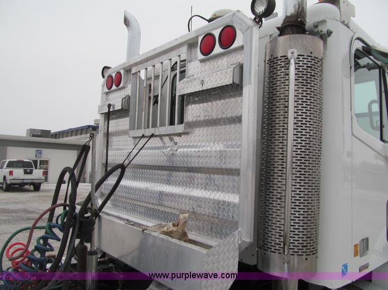 image for item F5950 2005 Freightliner Columbia semi truck