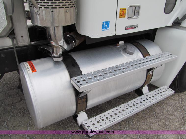 image for item F5950 2005 Freightliner Columbia semi truck