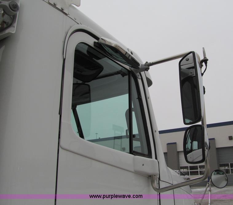 image for item F5950 2005 Freightliner Columbia semi truck