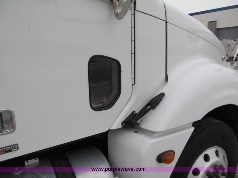 image for item F5950 2005 Freightliner Columbia semi truck