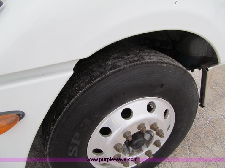 image for item F5950 2005 Freightliner Columbia semi truck