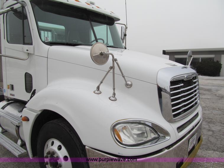 image for item F5950 2005 Freightliner Columbia semi truck