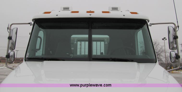 image for item F5950 2005 Freightliner Columbia semi truck