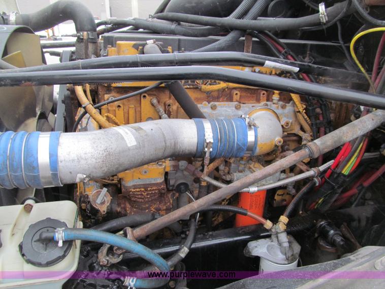 image for item F5950 2005 Freightliner Columbia semi truck