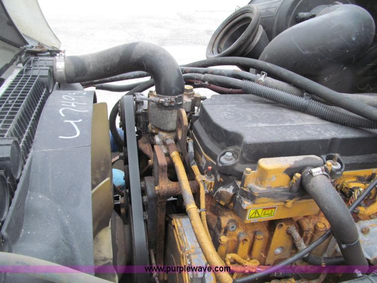 image for item F5950 2005 Freightliner Columbia semi truck