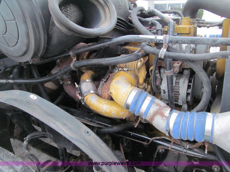 image for item F5950 2005 Freightliner Columbia semi truck