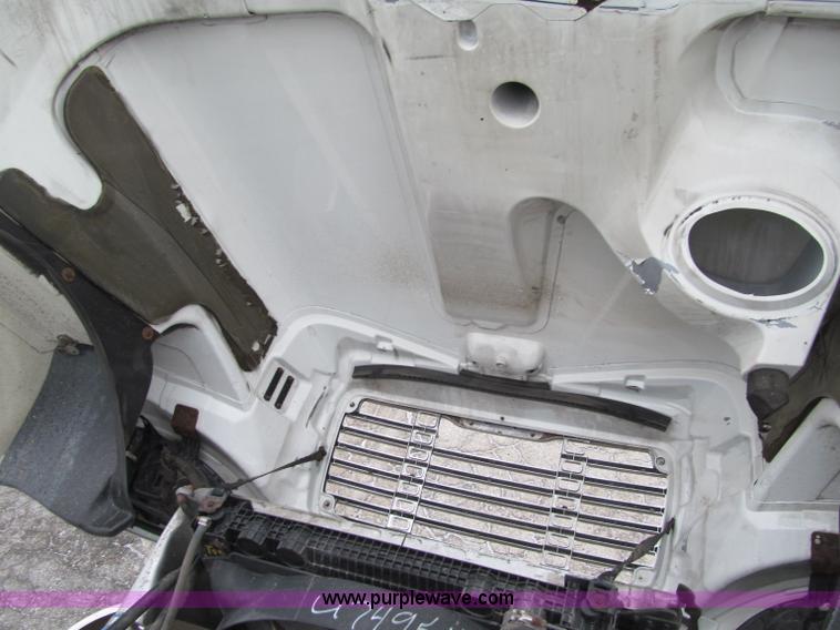 image for item F5950 2005 Freightliner Columbia semi truck