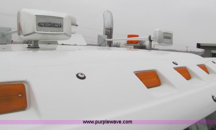 image for item F5950 2005 Freightliner Columbia semi truck