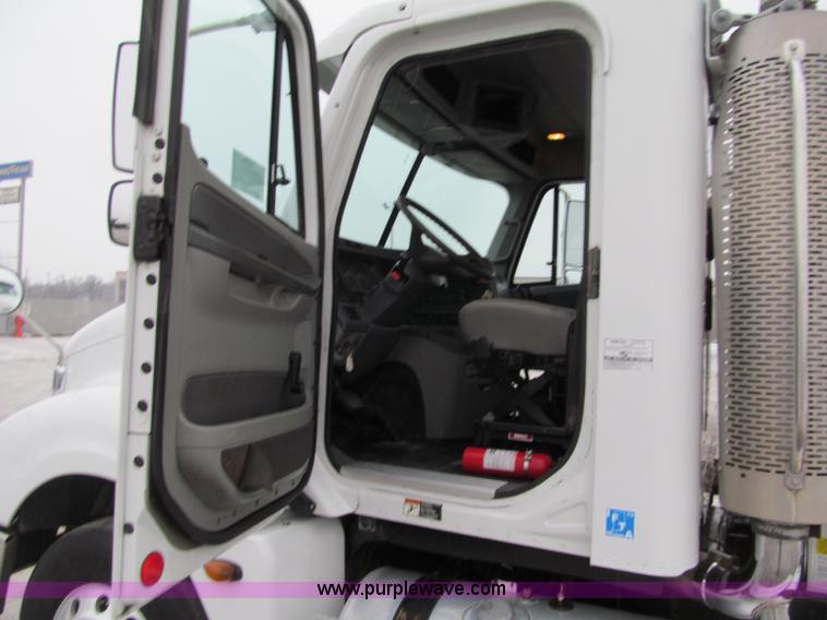 image for item F5950 2005 Freightliner Columbia semi truck