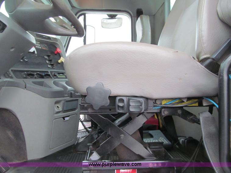 image for item F5950 2005 Freightliner Columbia semi truck