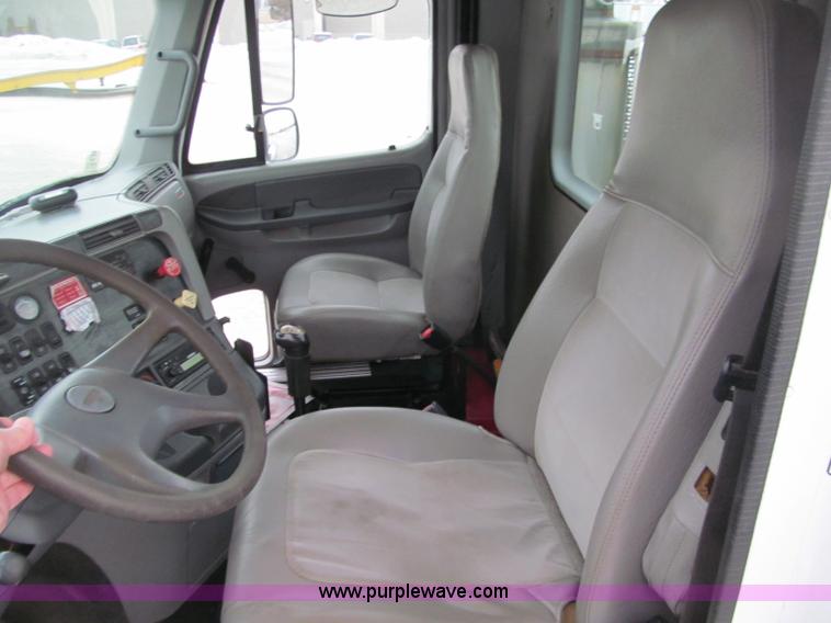 image for item F5950 2005 Freightliner Columbia semi truck