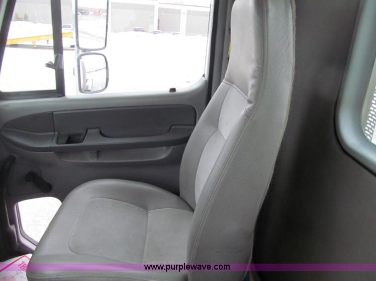 image for item F5950 2005 Freightliner Columbia semi truck