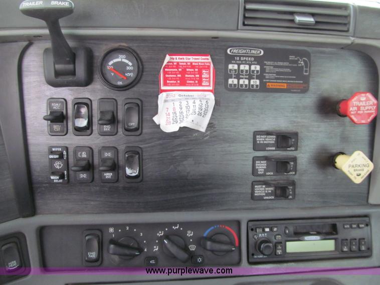 image for item F5950 2005 Freightliner Columbia semi truck