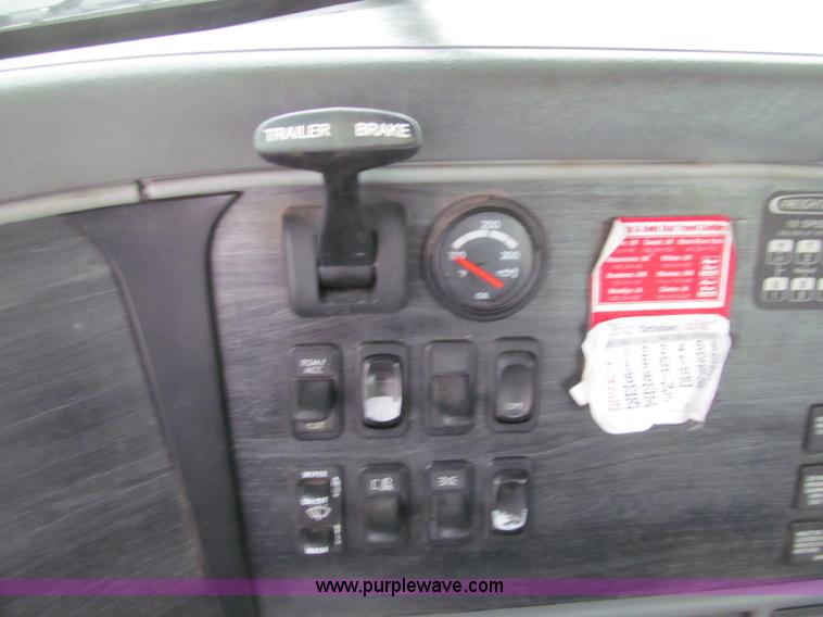 image for item F5950 2005 Freightliner Columbia semi truck