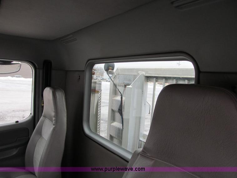 image for item F5950 2005 Freightliner Columbia semi truck