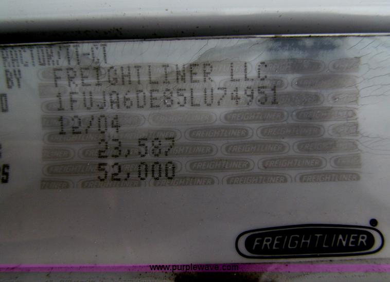 image for item F5950 2005 Freightliner Columbia semi truck