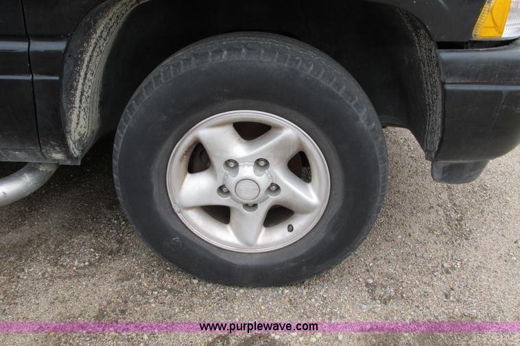 image for item AG9977 1997 Dodge Ram 1500 ST Club Cab pickup truck