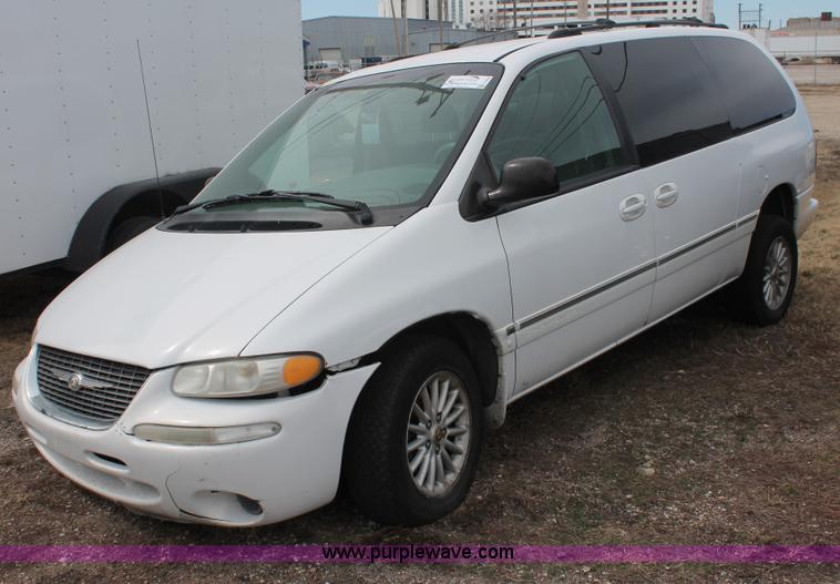 image for item E2956 1999 Chrysler Town & Country van
