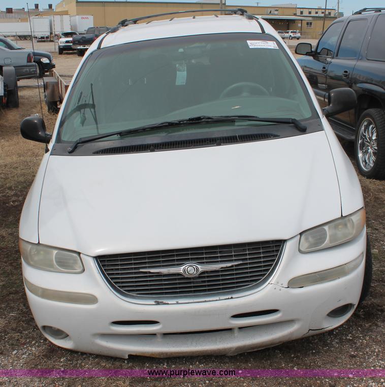 image for item E2956 1999 Chrysler Town & Country van