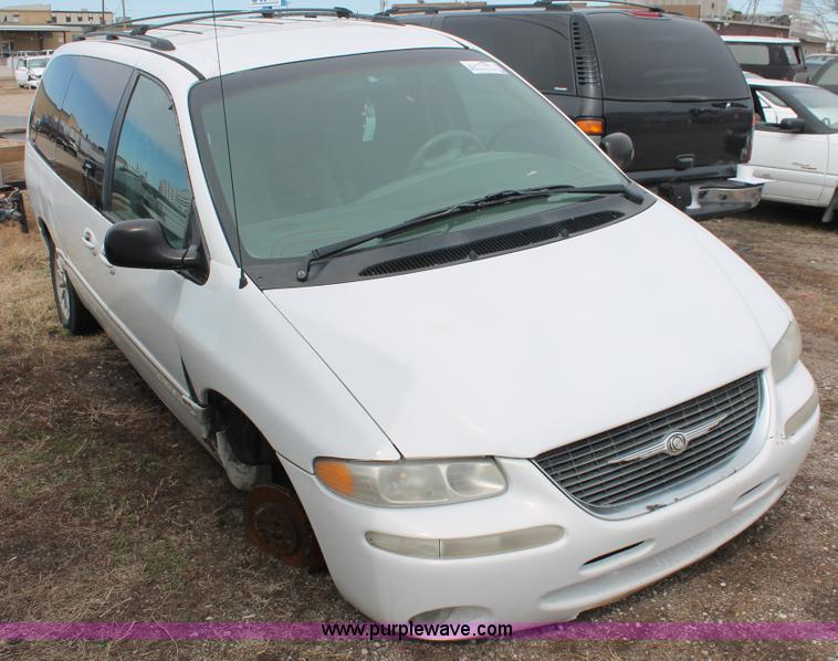image for item E2956 1999 Chrysler Town & Country van