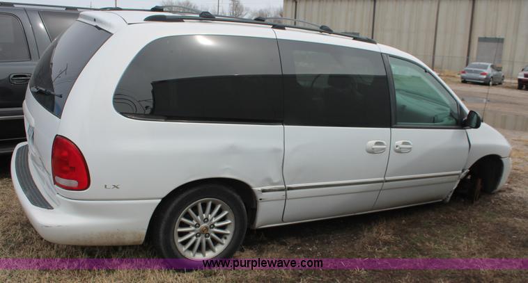 image for item E2956 1999 Chrysler Town & Country van