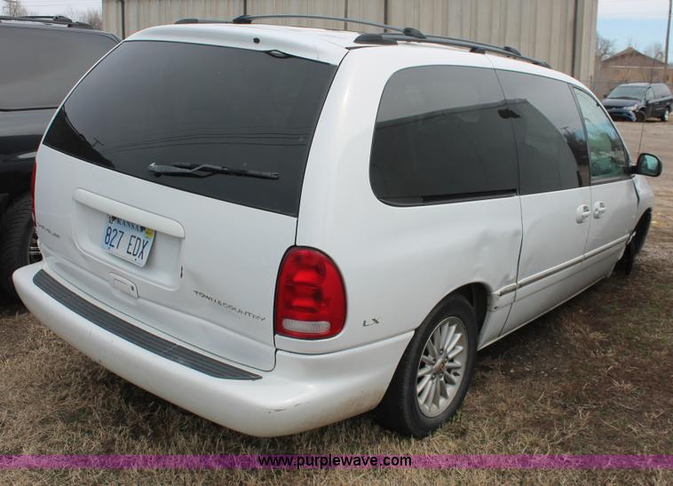 image for item E2956 1999 Chrysler Town & Country van