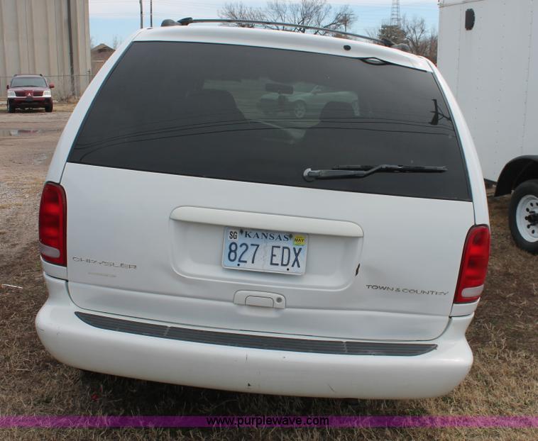 image for item E2956 1999 Chrysler Town & Country van