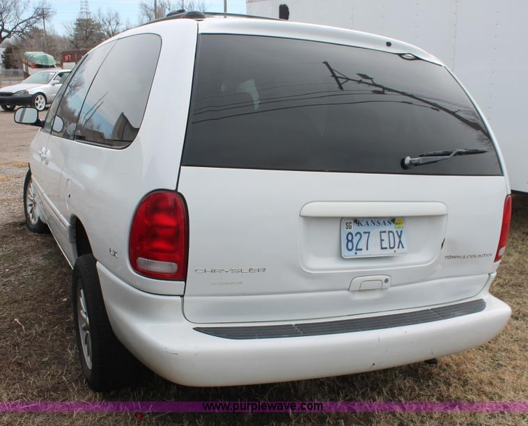 image for item E2956 1999 Chrysler Town & Country van