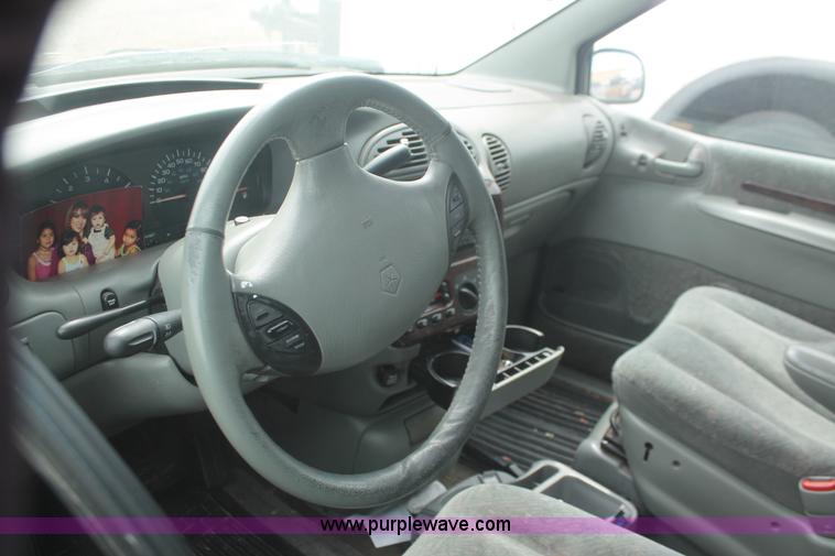 image for item E2956 1999 Chrysler Town & Country van