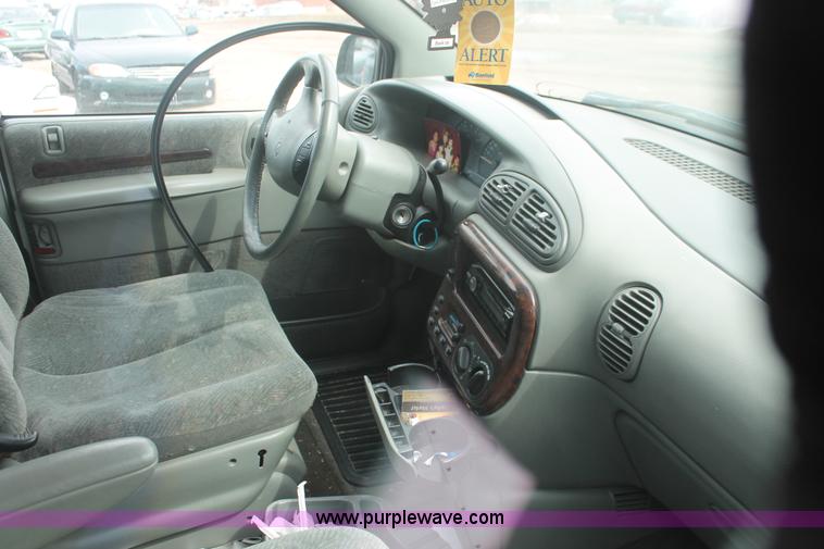 image for item E2956 1999 Chrysler Town & Country van
