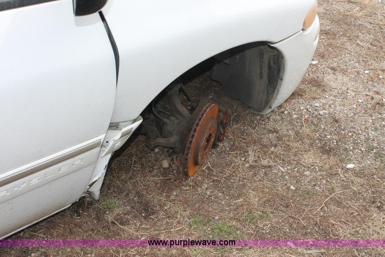 image for item E2956 1999 Chrysler Town & Country van