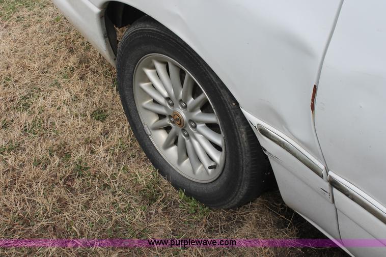 image for item E2956 1999 Chrysler Town & Country van